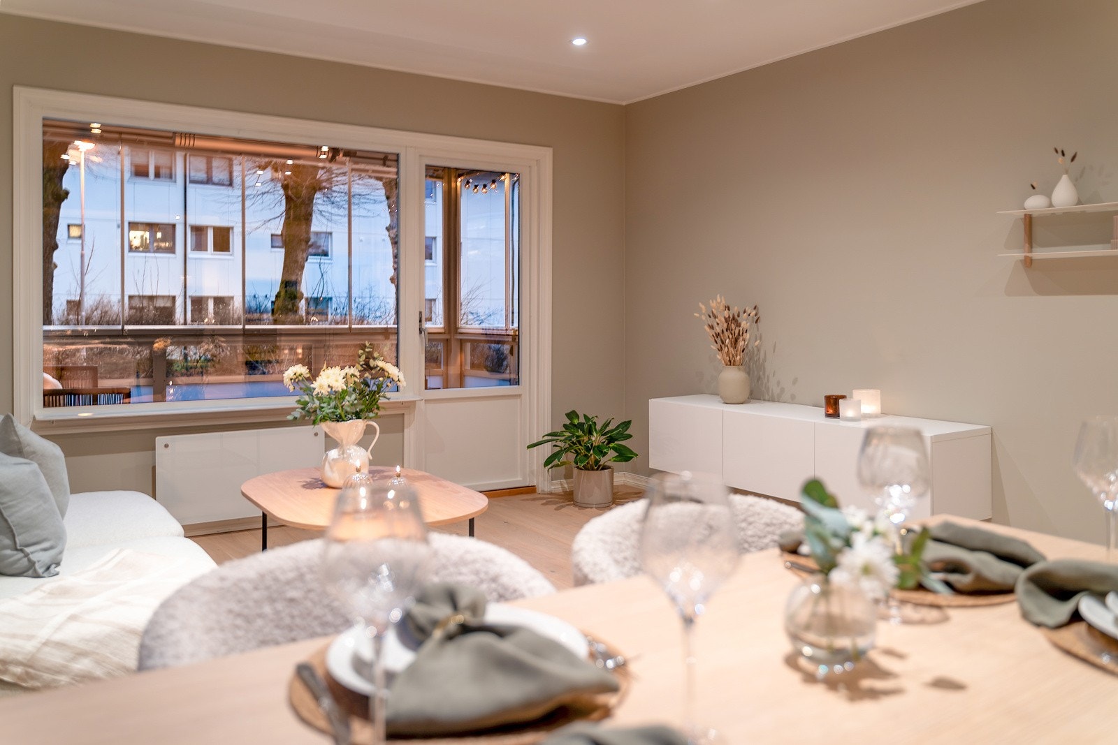 Fra stuen er det utgang til innglasset balkong Galleribilde