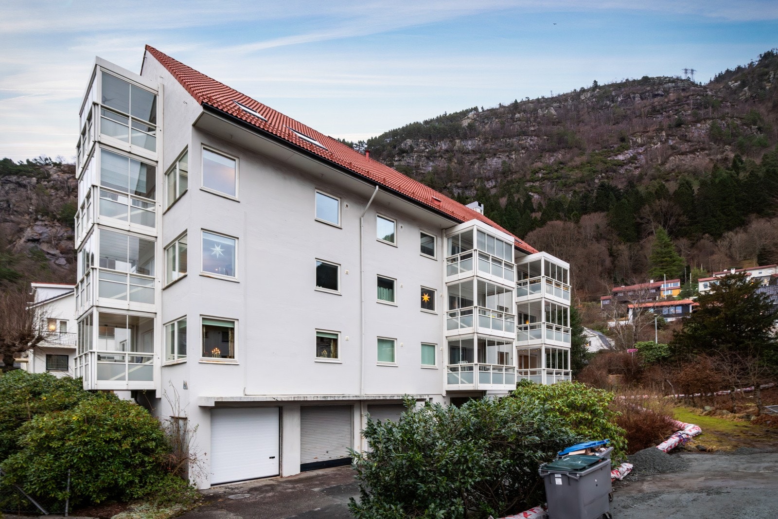 Det er 3 garasjeplasser i kjelleren Galleribilde