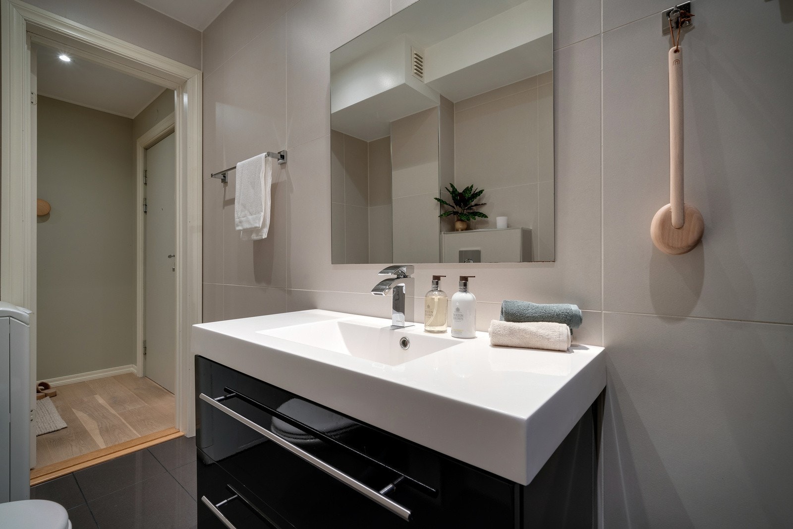 Varme i gulv og downlights i tak Galleribilde