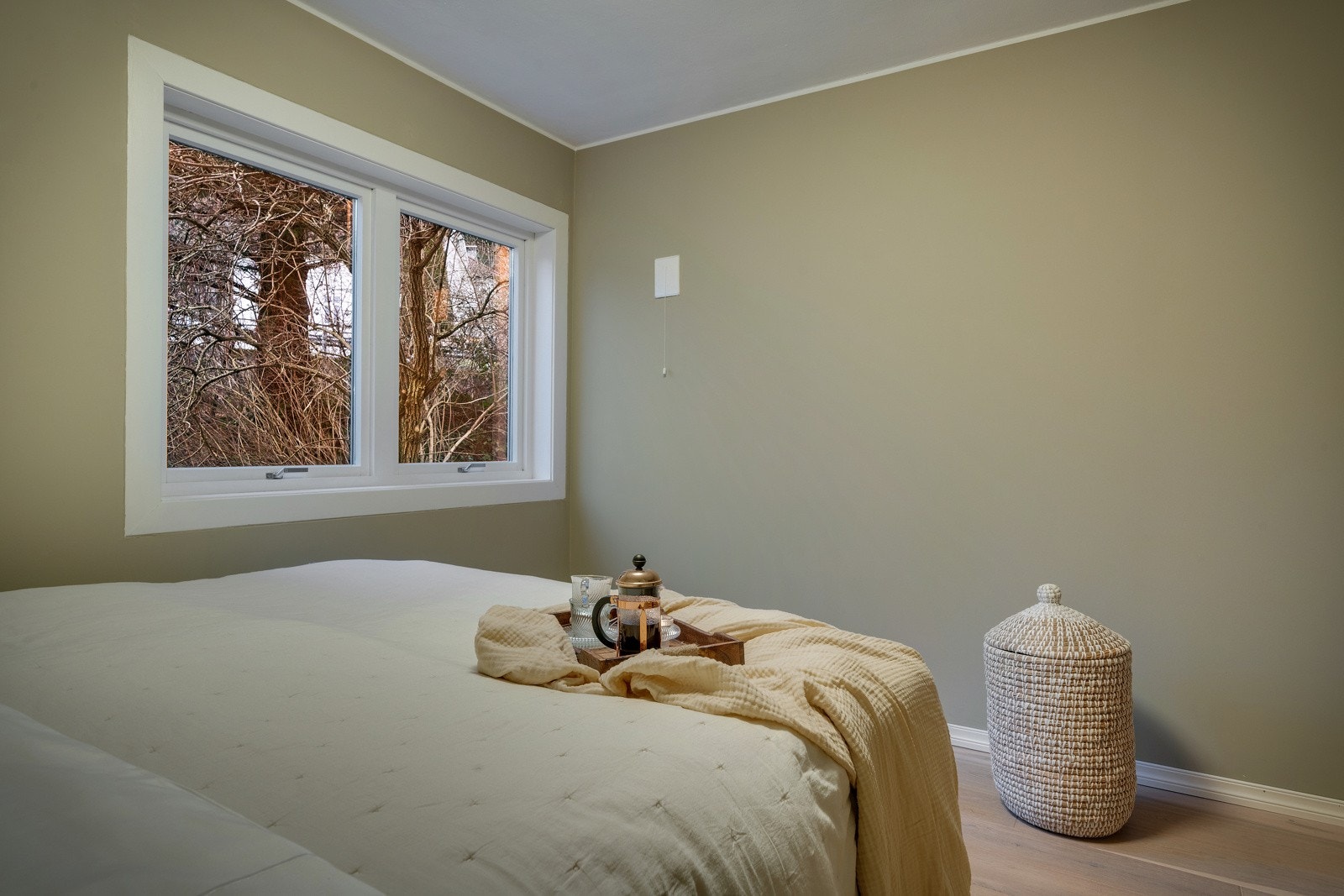 Som resten av leiligheten har soverommet delikat farge Galleribilde