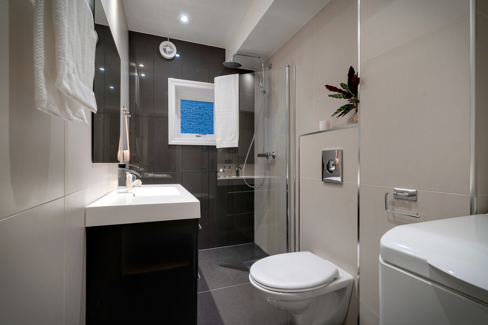 Helfliset bad med opplegg til vaskemaskin Galleribilde