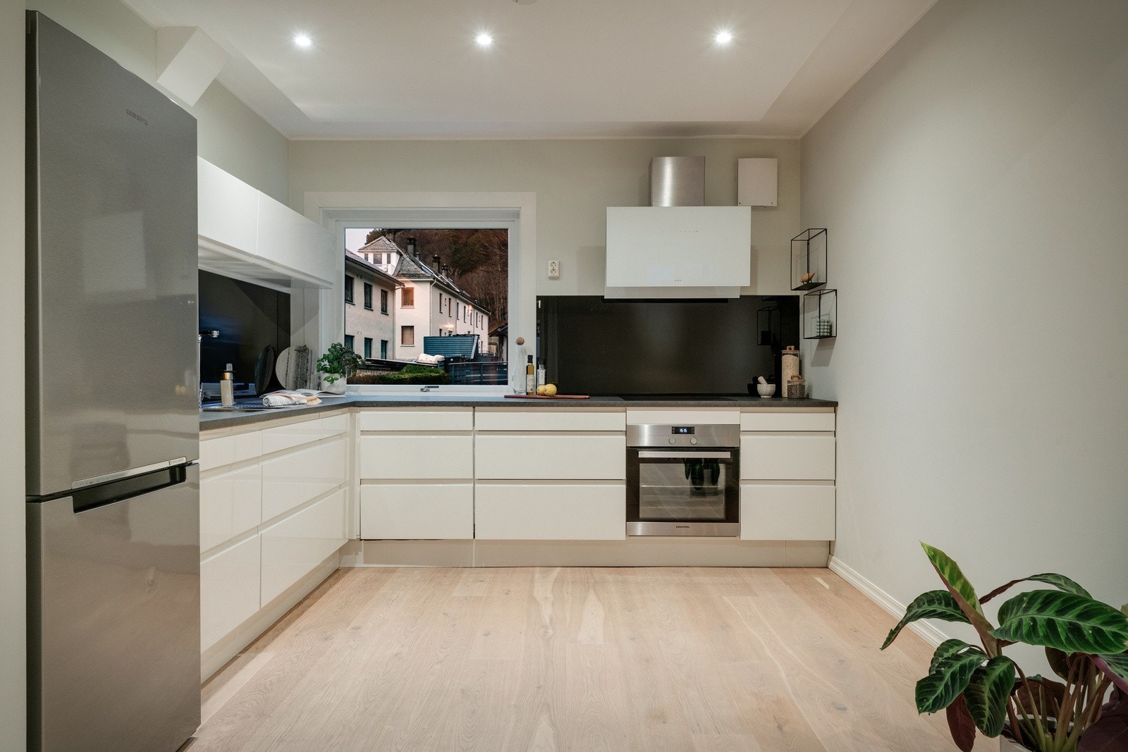 Kjøkken fra HTH med integrerte hvitevarer Galleribilde