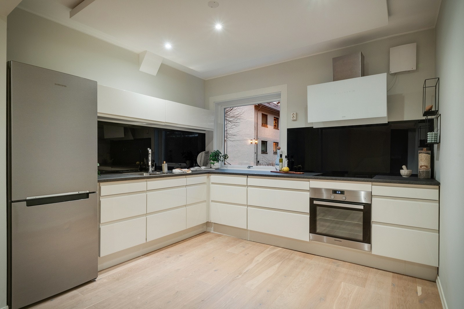 Kjøkkent har god skap- og benkeplass Galleribilde