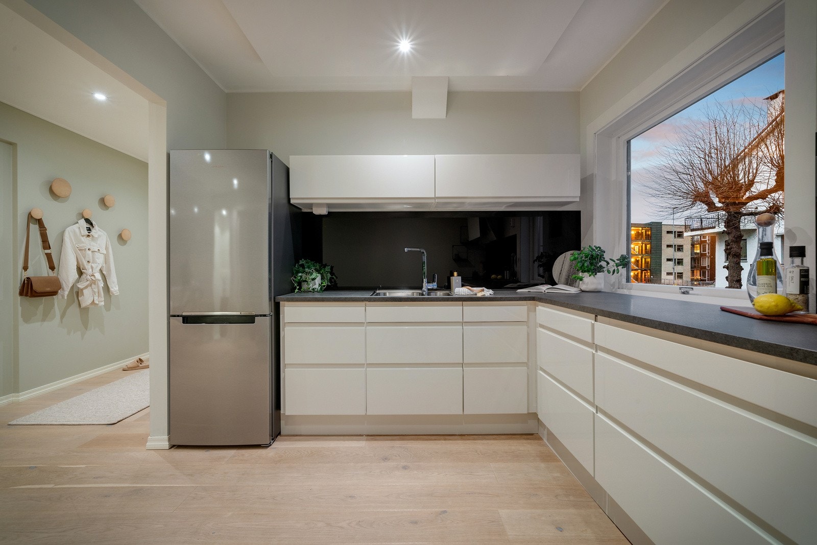 Koselig arbeidsbenk med fin utsikt mot grøntarealet på baksiden av blokken Galleribilde