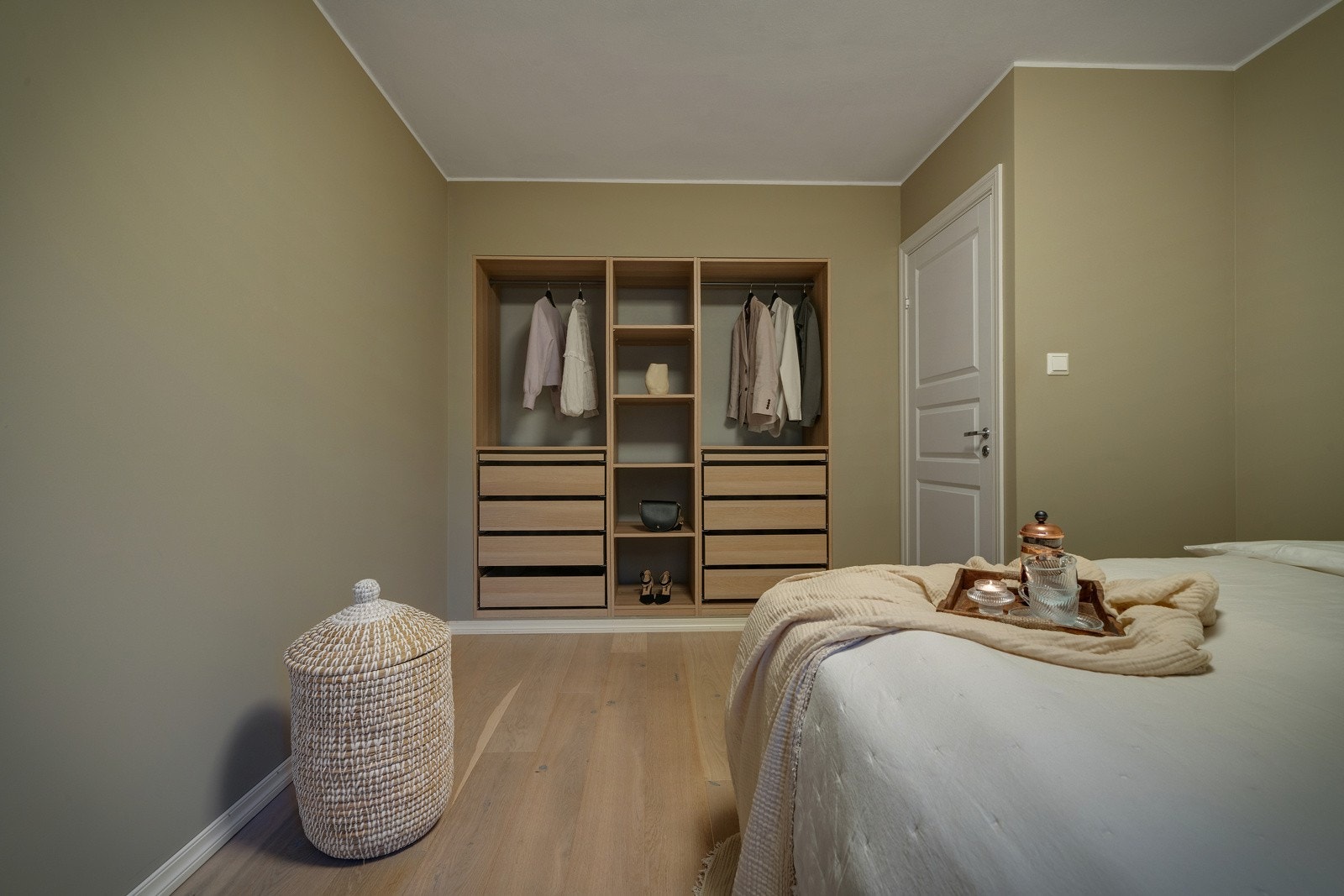 Garderobeløsning med god oppbevaringsplass Galleribilde