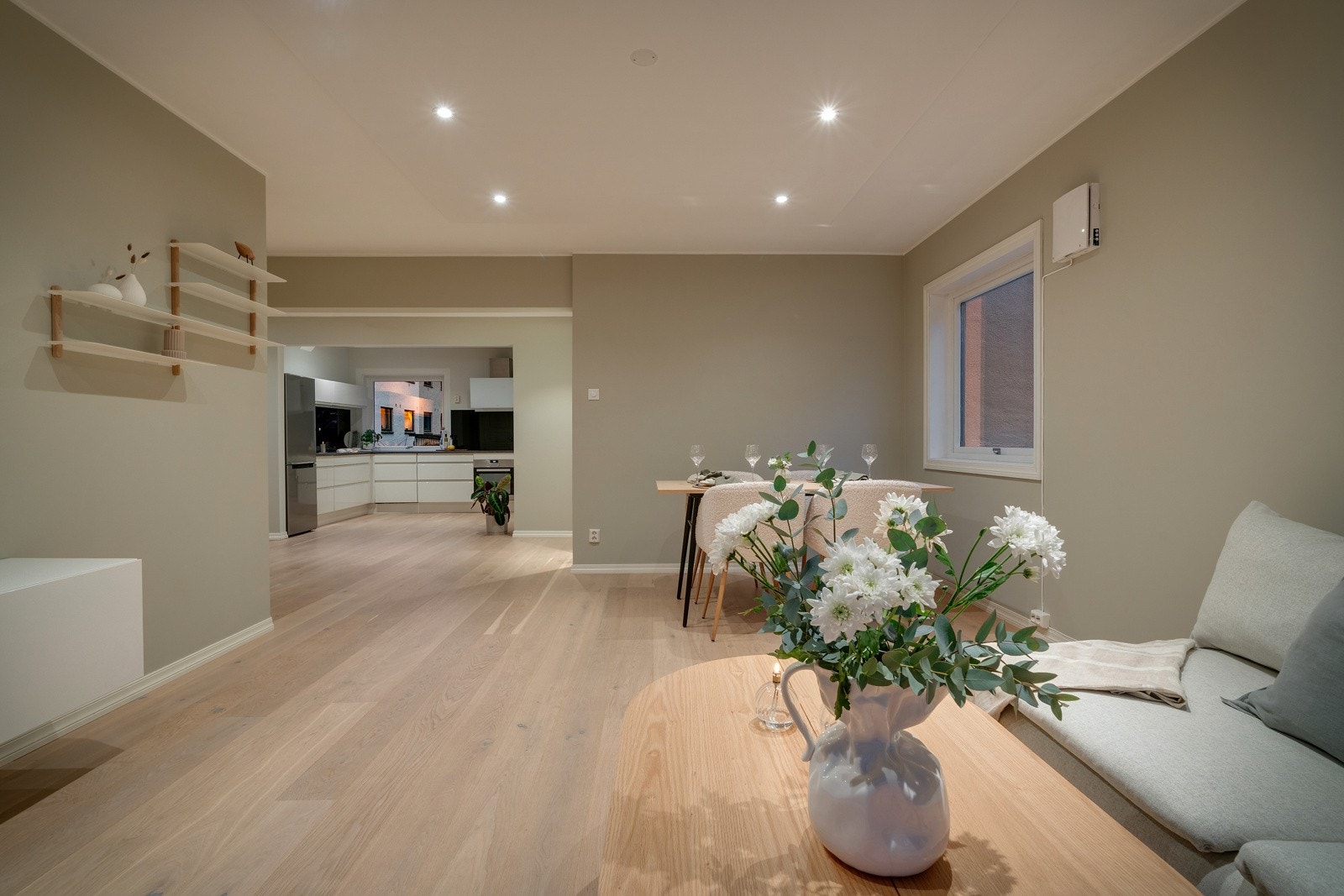 Leiligheten ligger på hjørne av bygget, vendt mot Amalie Skrams vei Galleribilde