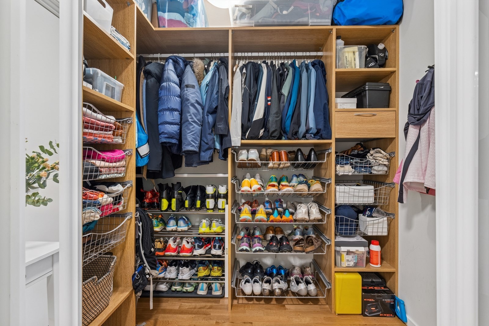 Her er det god plass til lagring av yttertøy, sko og diverse Galleribilde