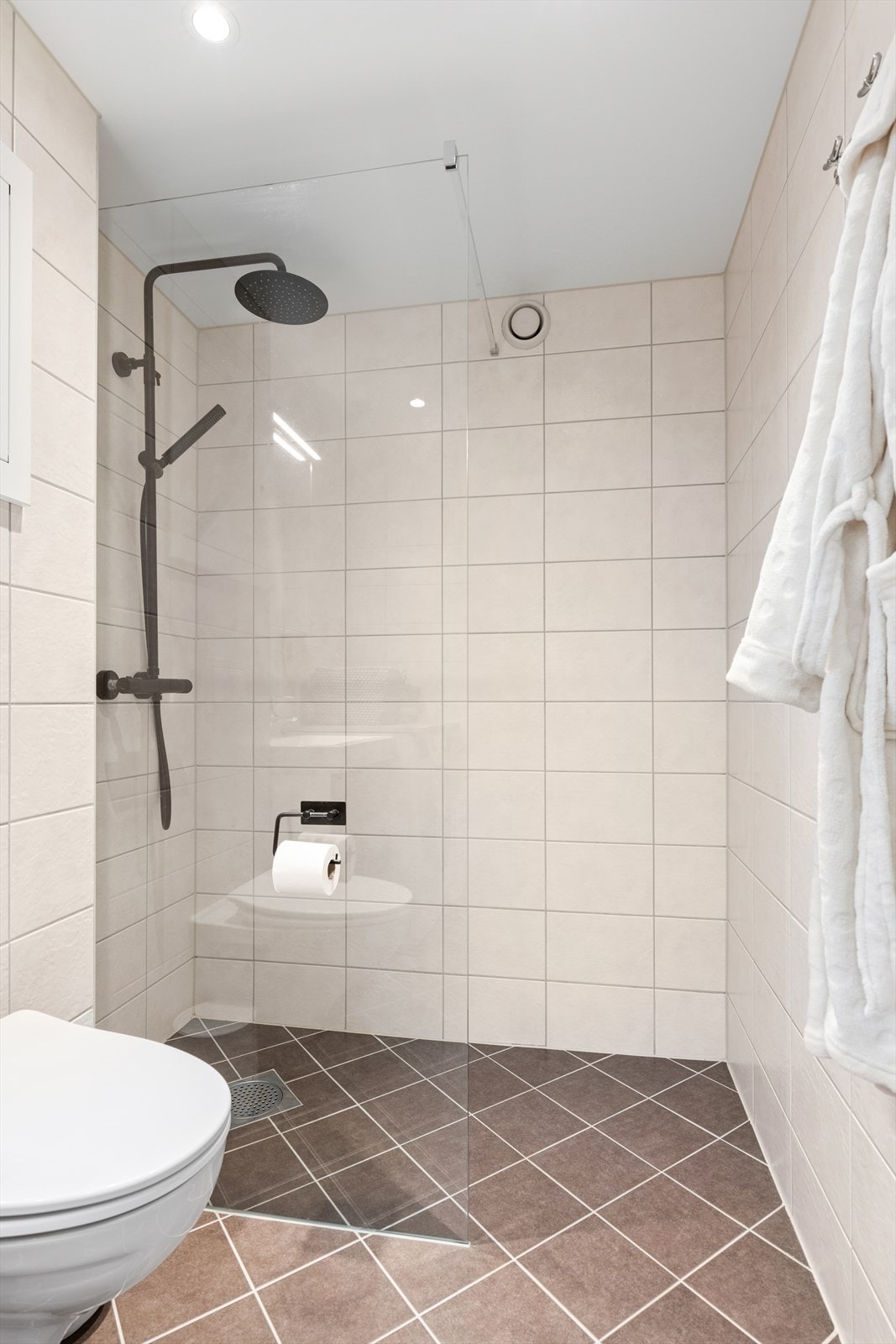 Flislagt baderom fra 2018 med varmekabler i gulv Galleribilde