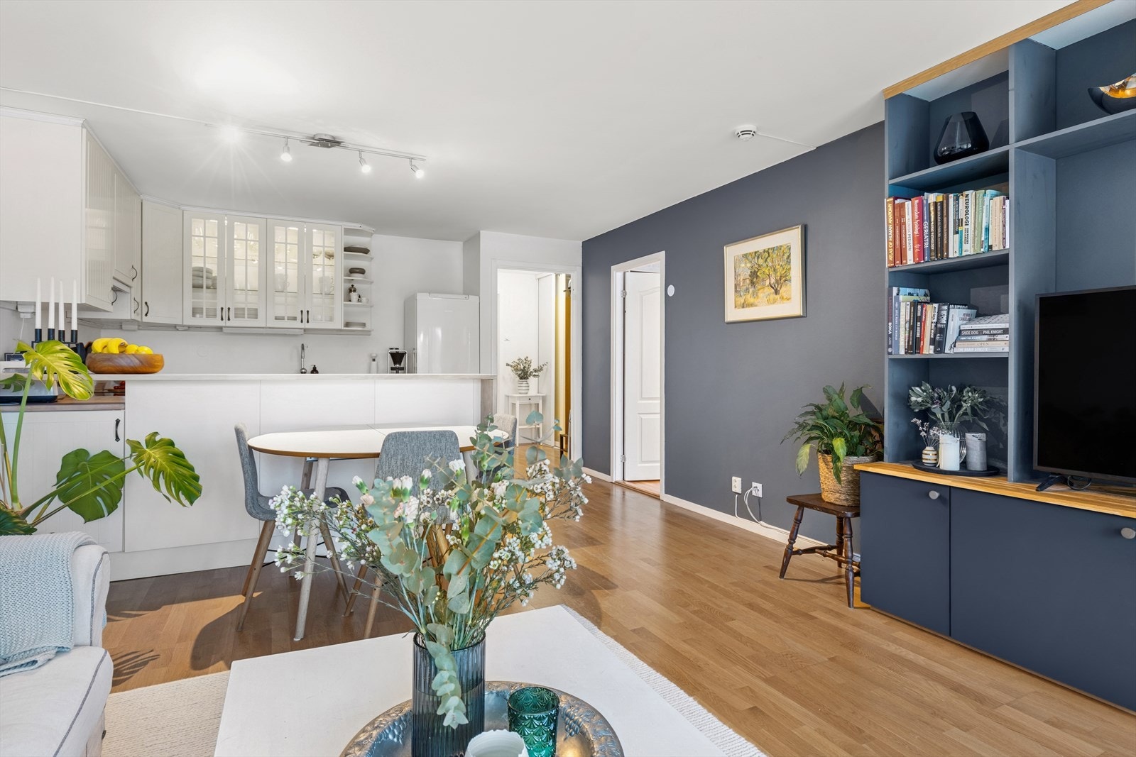 Lys og hyggelig stue med plass til sofagruppe og spisebord. Plassbygd hylle fra 2021. Galleribilde