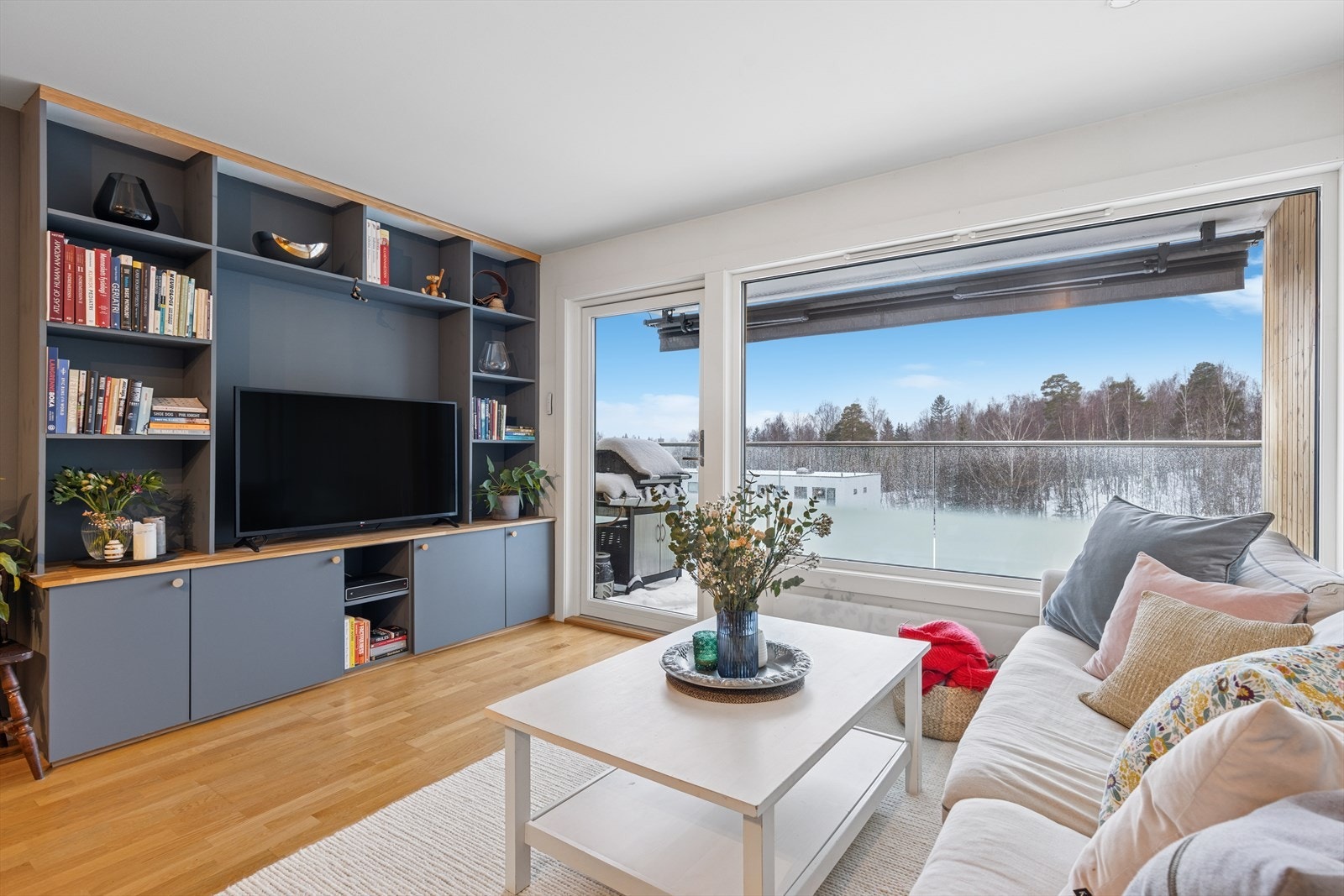 Velkommen til Hovseterveien 84 D! En lys og innbydende 2-roms leilighet i 8. etasje med flott utsikt og gode solforhold Galleribilde