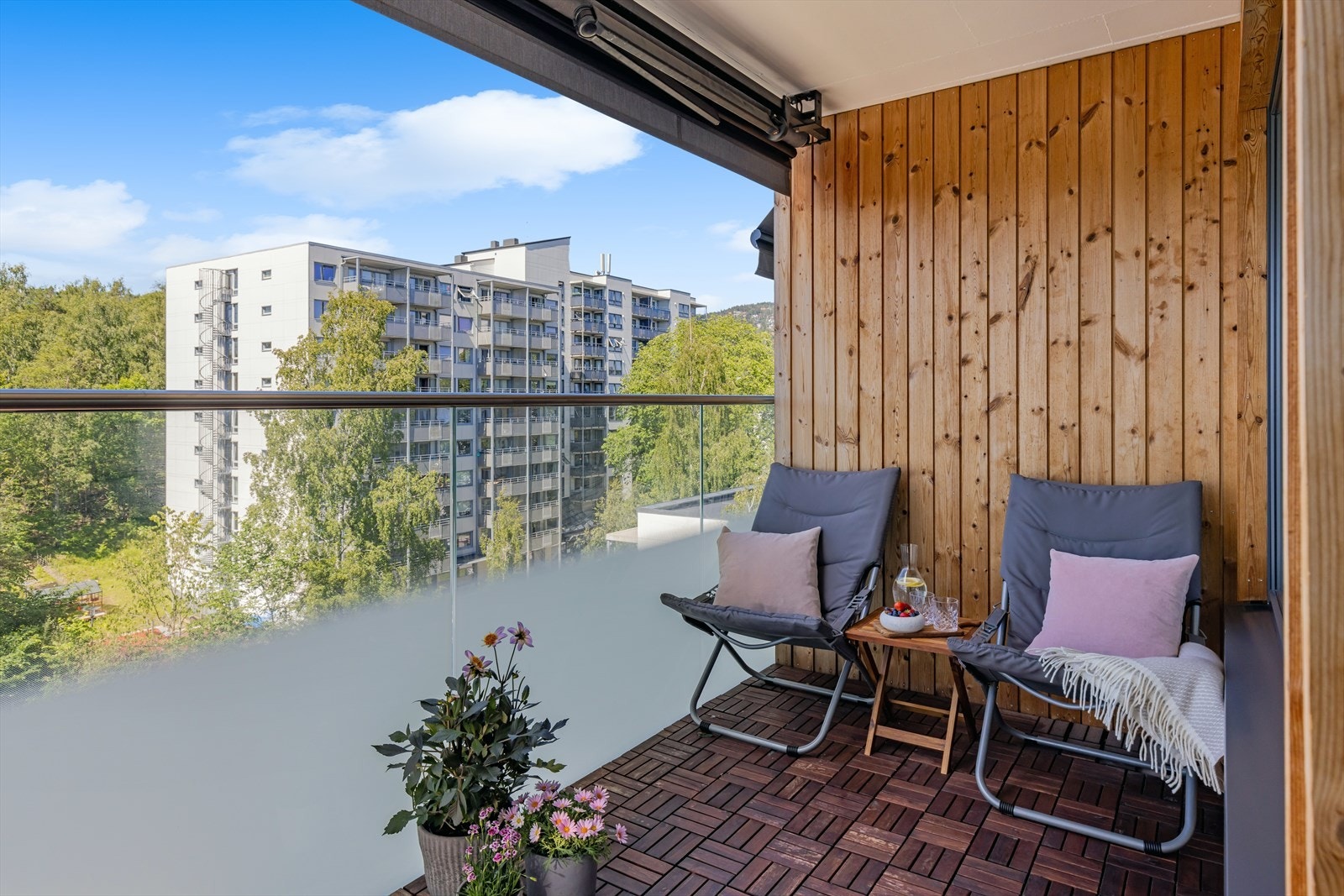 Romslig og usjenert balkong med flott utsikt Galleribilde