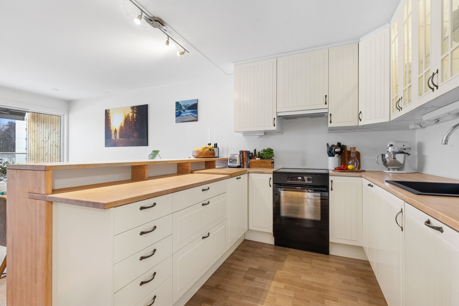 Innredningen er fra 2011 med benkeplater i behandlet tre. Nedfelt kum av kompositt Galleribilde