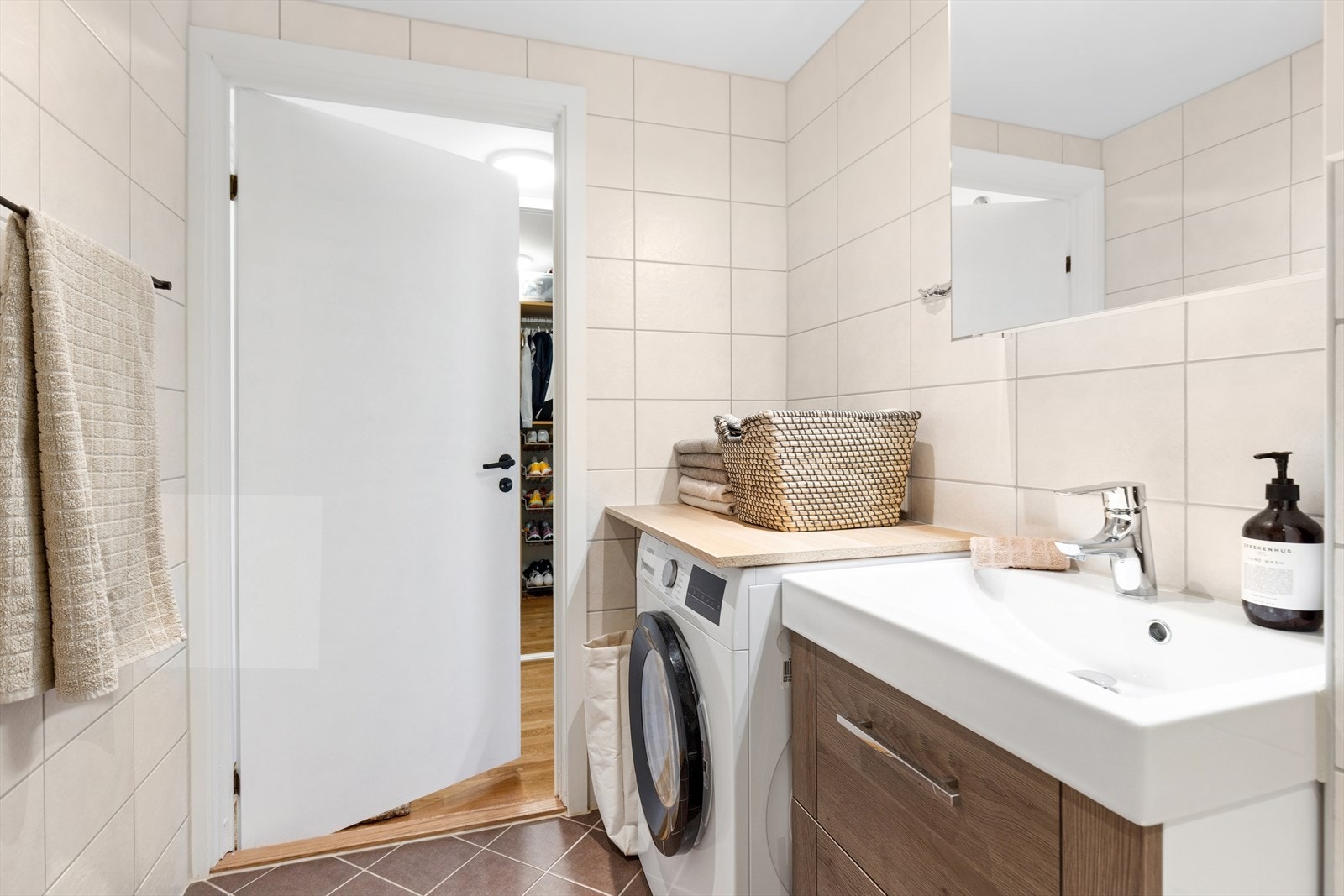 Plass til vaskemaskin med praktisk hylle Galleribilde