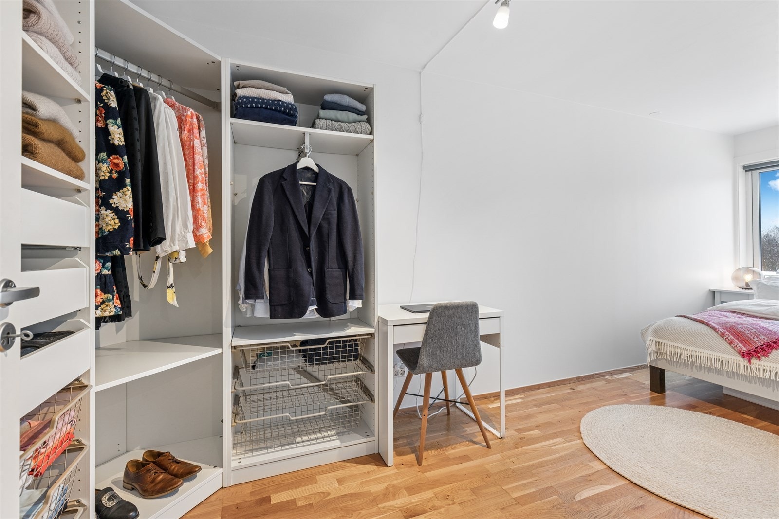 Romslig soverom med god plass til hjemmekontor og garderobemuligheter Galleribilde
