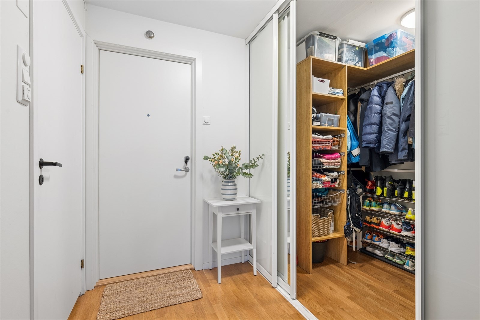Det er en romslig garderobe i tilknytning til gangen, i tillegg til kjellerbod Galleribilde