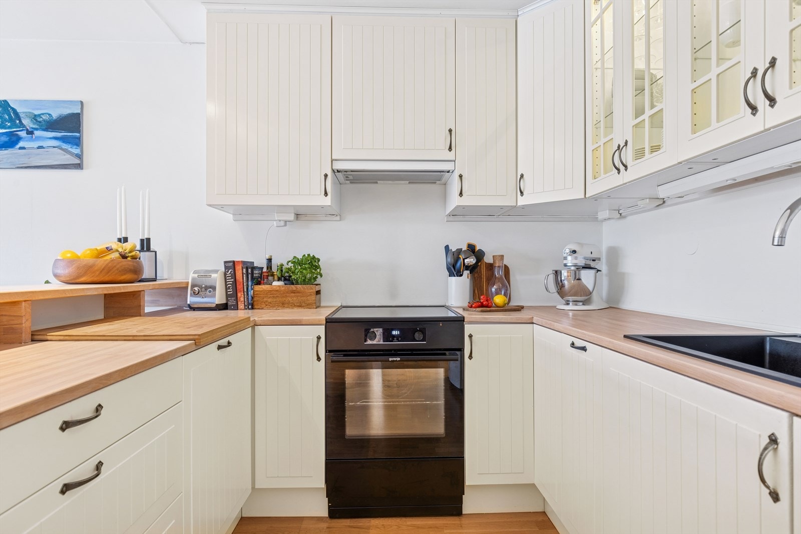 Det er integrerte hvitevarer som oppvaskmaskin, kjøleskap med fryser og komfyr(ny i 2024) er løst plassert i innredningen Galleribilde