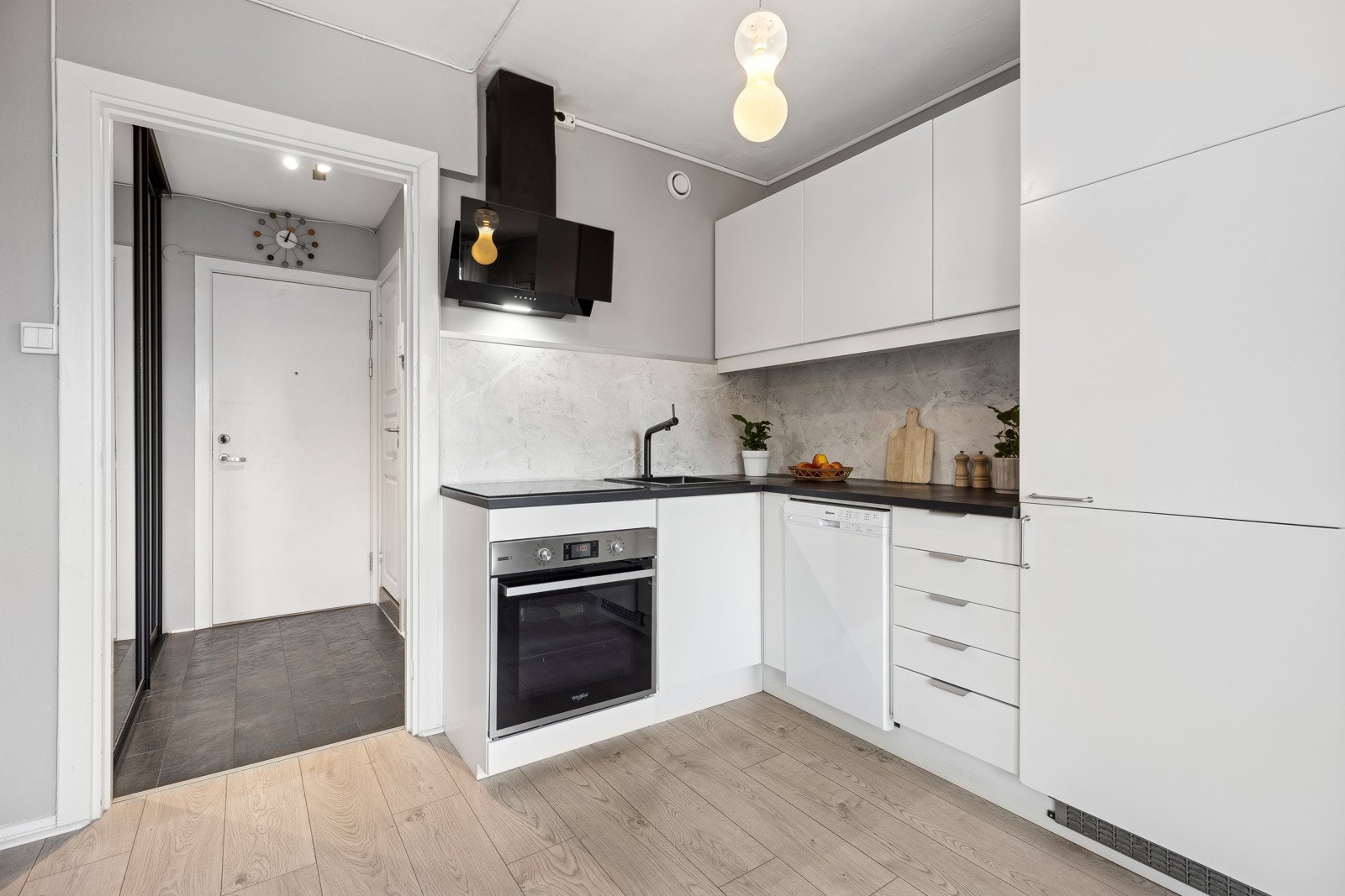 Moderne kjøkken med integrerte hvitevarer og oppvaskmaskin Galleribilde