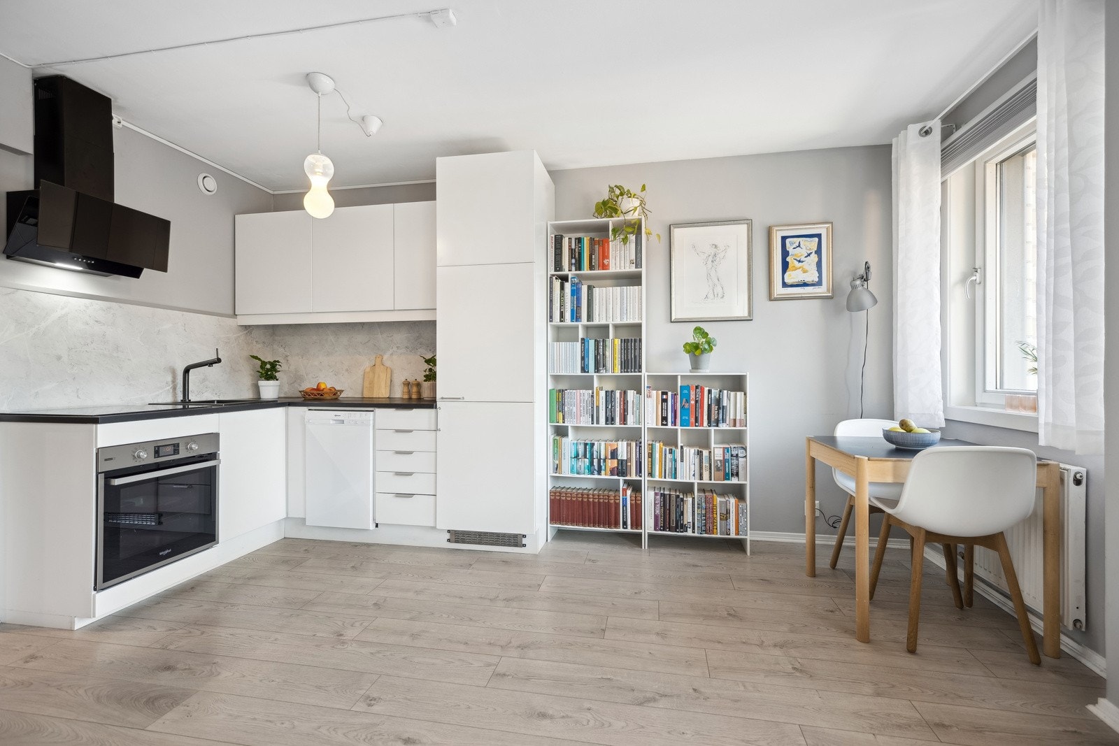 Kjøkkenet er i åpen løsning mot stue Galleribilde