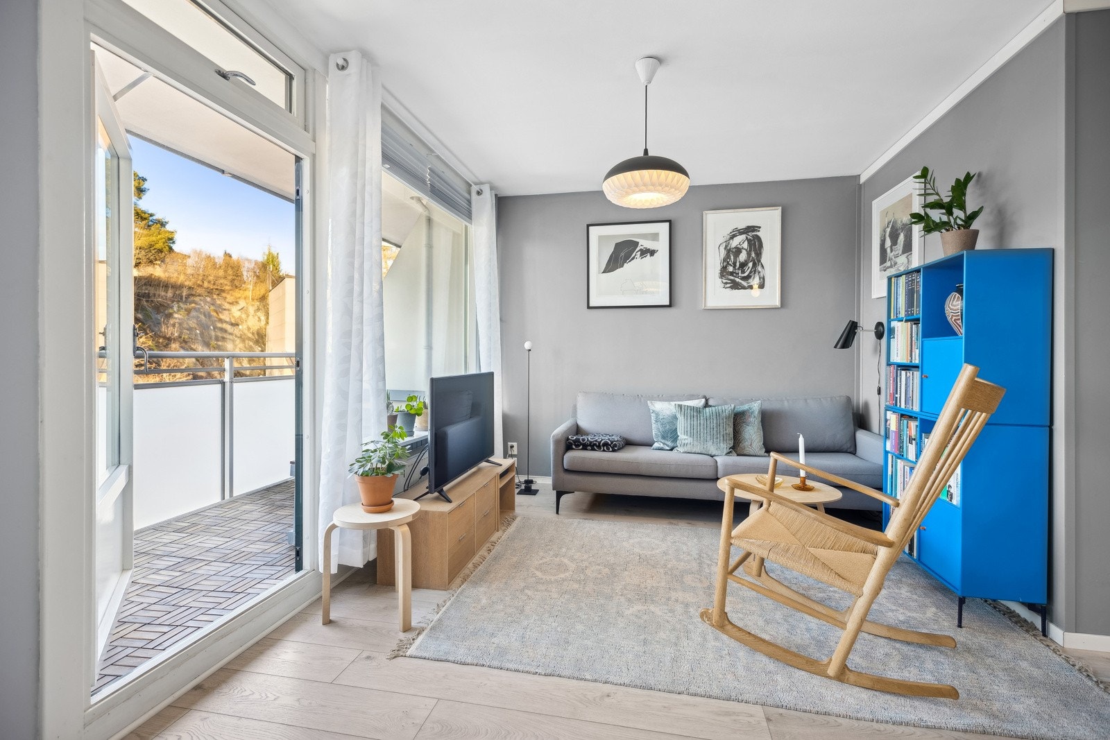 Stuen er romslig og er lett å møblere Galleribilde