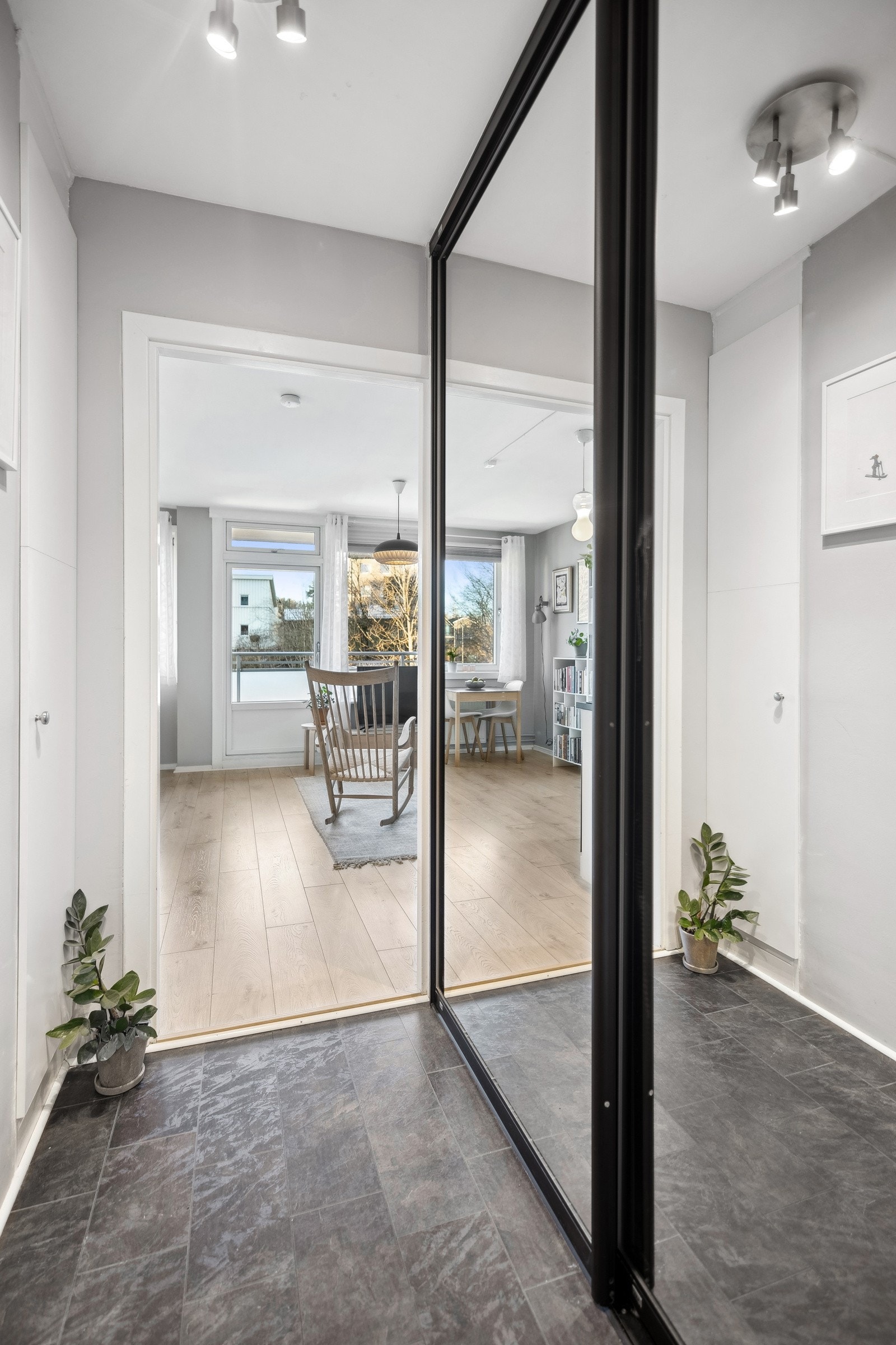 Fra entré med praktisk skyvedørsgarderobe Galleribilde