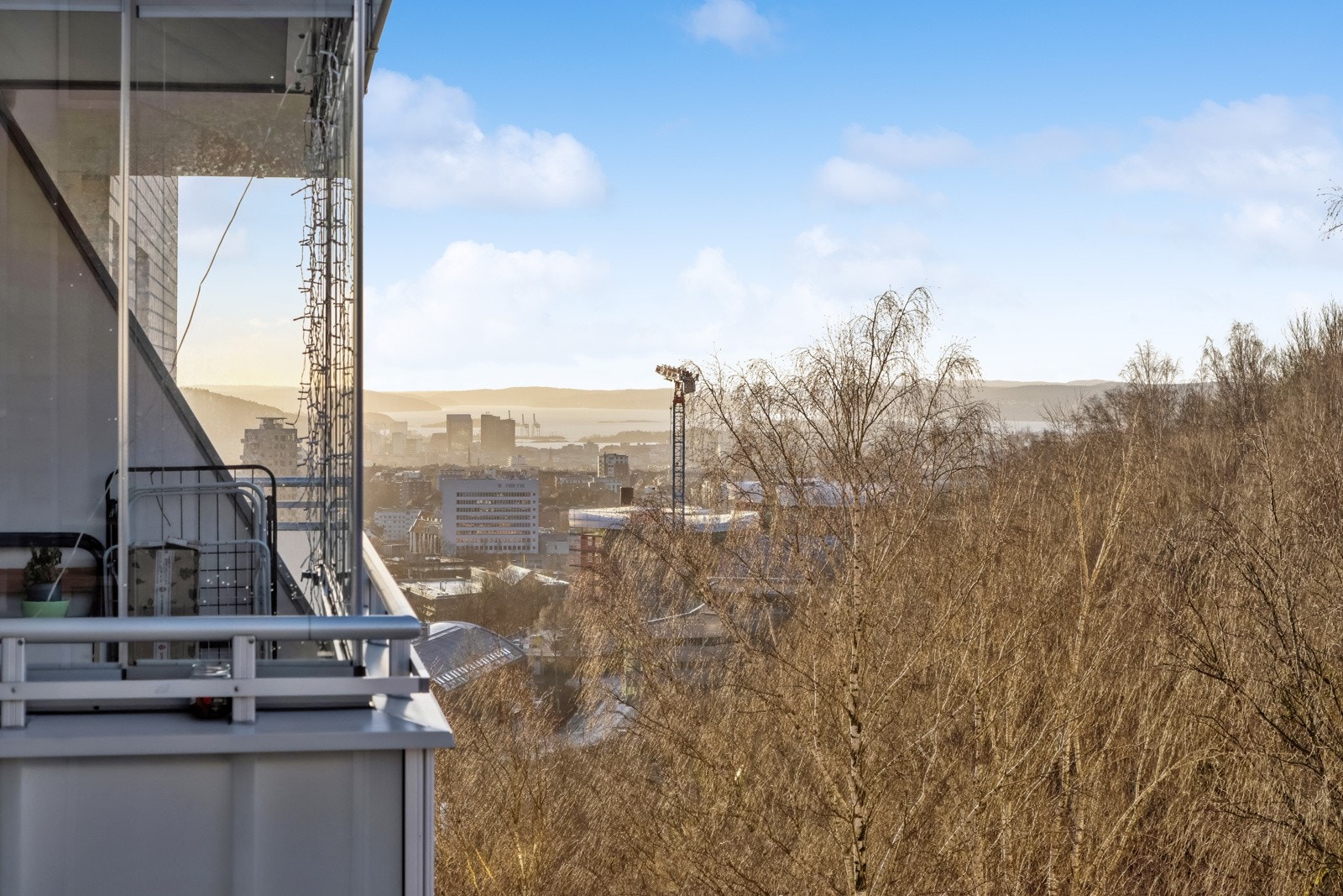 Leiligheten har utgang til vestvendt balkong med flotte utsikts- og solforhold Galleribilde