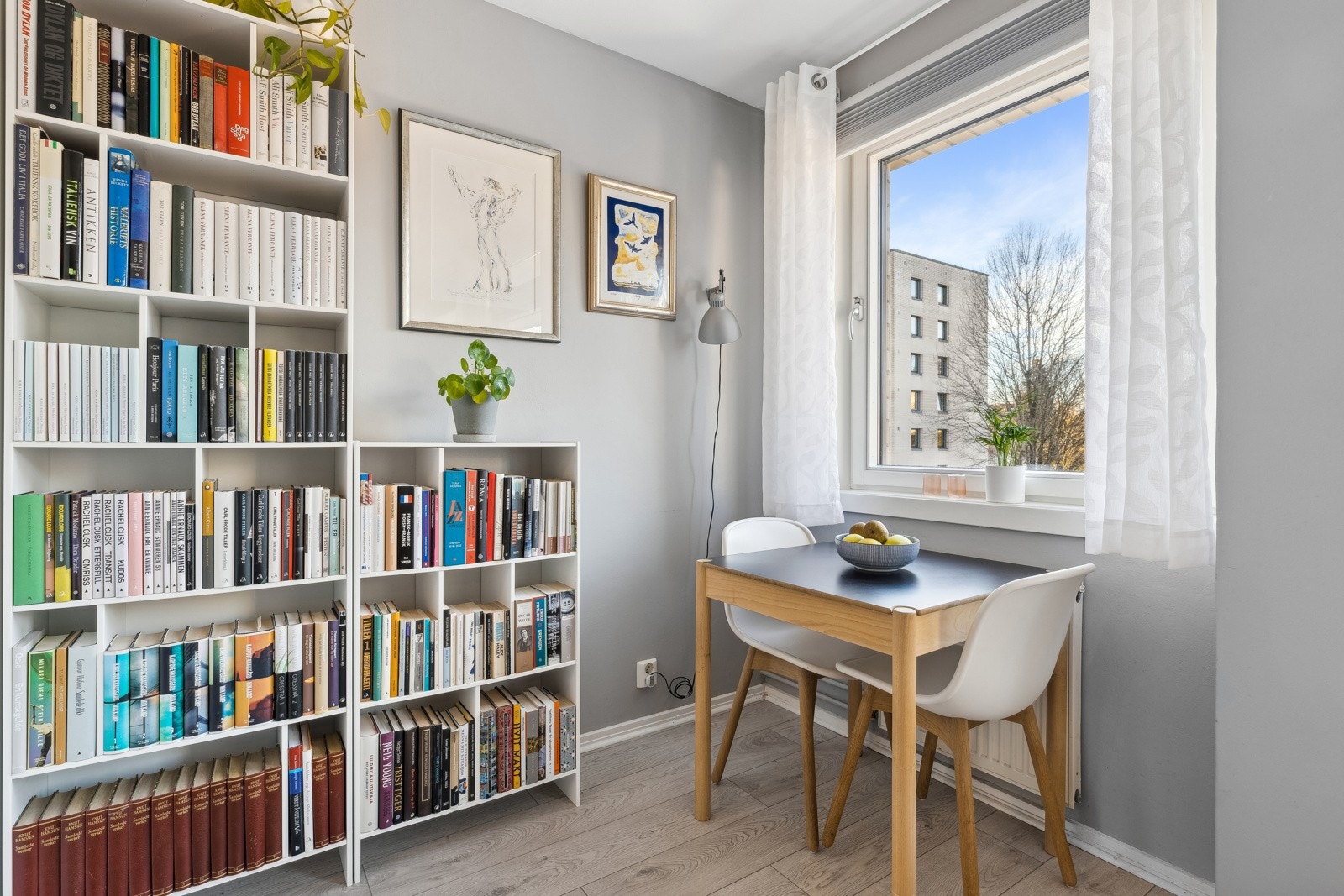 Hyggelig spiseplass ved vindu Galleribilde