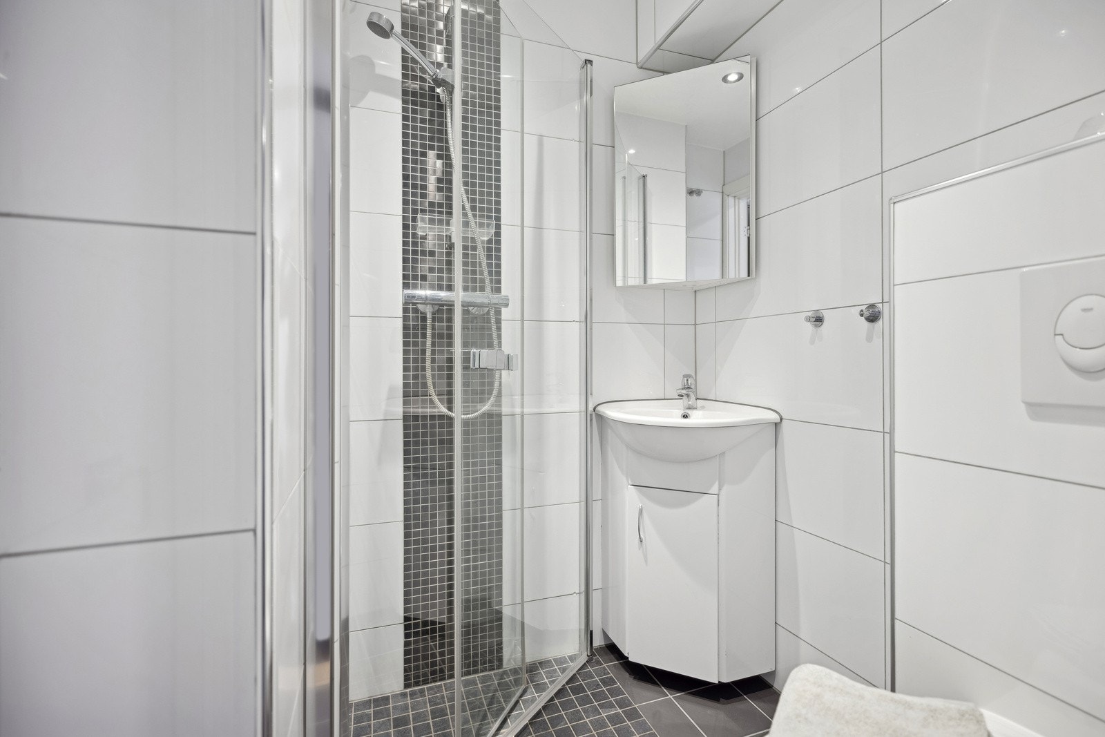 Pent, flislagt bad med nye varmekabler og gulvfliser i 2024 Galleribilde