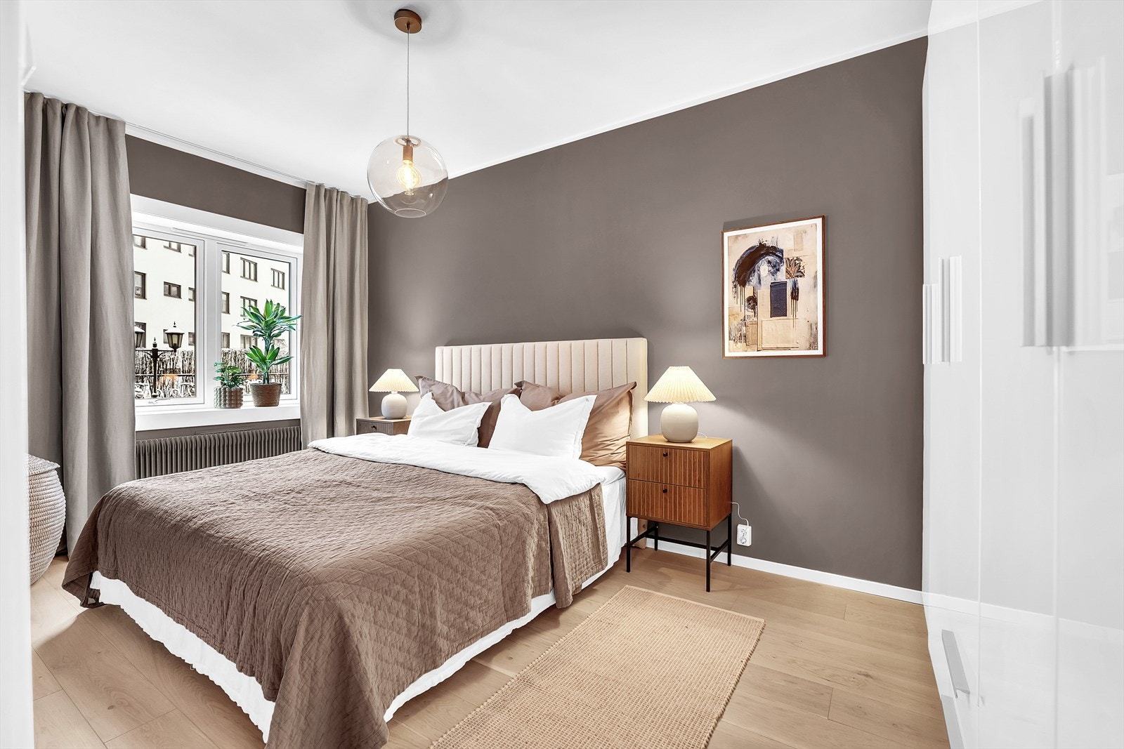 Leiligheten har et flott og romslig soverom med adgang fra entré. Galleribilde