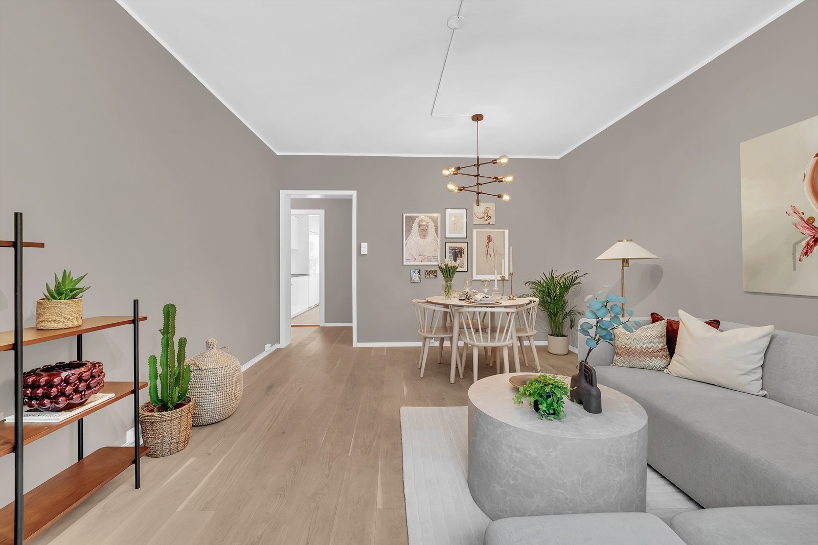 Stuen har god plass til sofa, tv-møblement samt en spisestue. Galleribilde