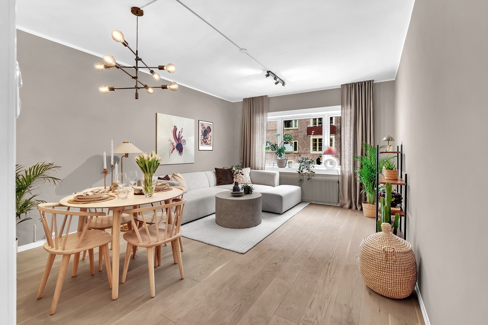 Marius Enevoldsen ved Nordvik Eiendomsmegling ønsker velkommen til Sandefjordgata 2B! Galleribilde