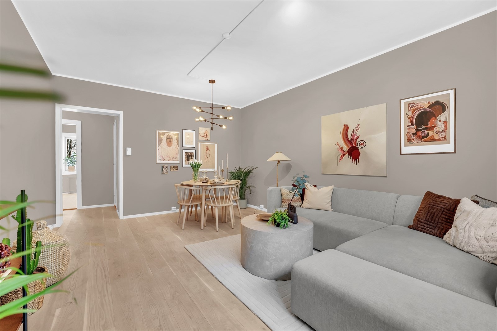 Leiligheten er overflateoppusset i 2022, noe som gir et moderne uttrykk. Her er det blant annet lagt ny parkett som er gjennomgående i leiligheten, og alle stikkontakter er byttet ut. Galleribilde