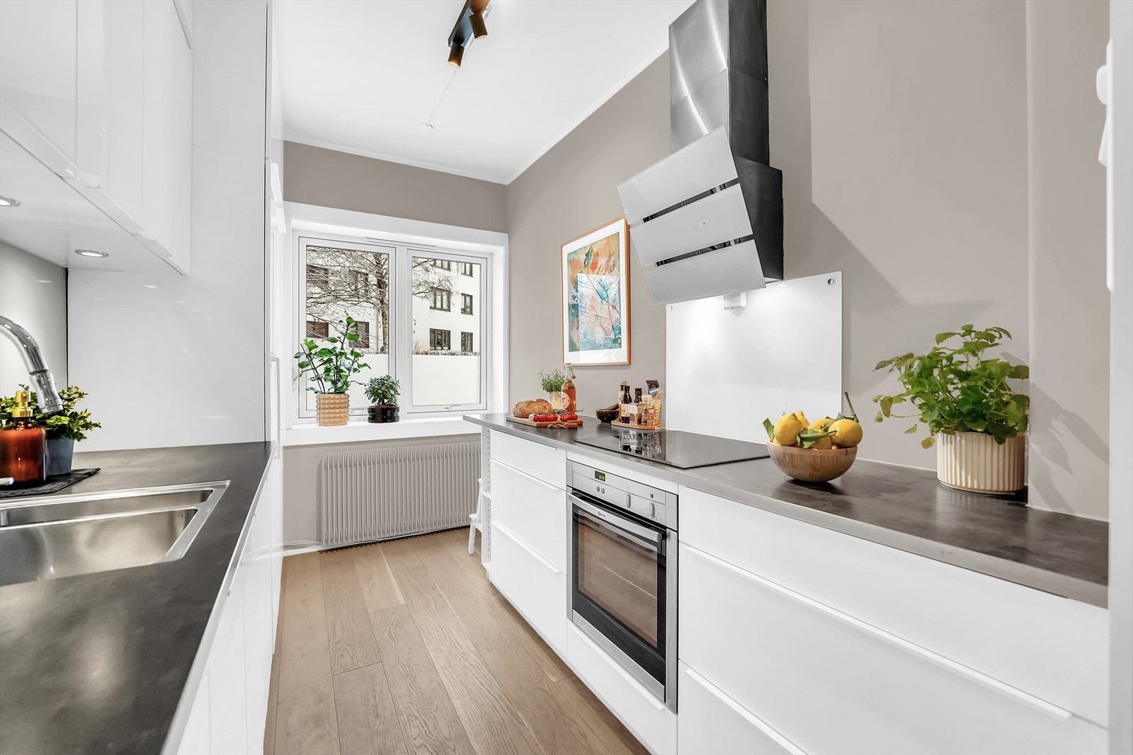 Integrerte hvitevarer er komfyr, steketopp, oppvaskmaskin, kjøle/fryseskap og mikrobølgeovn. Galleribilde