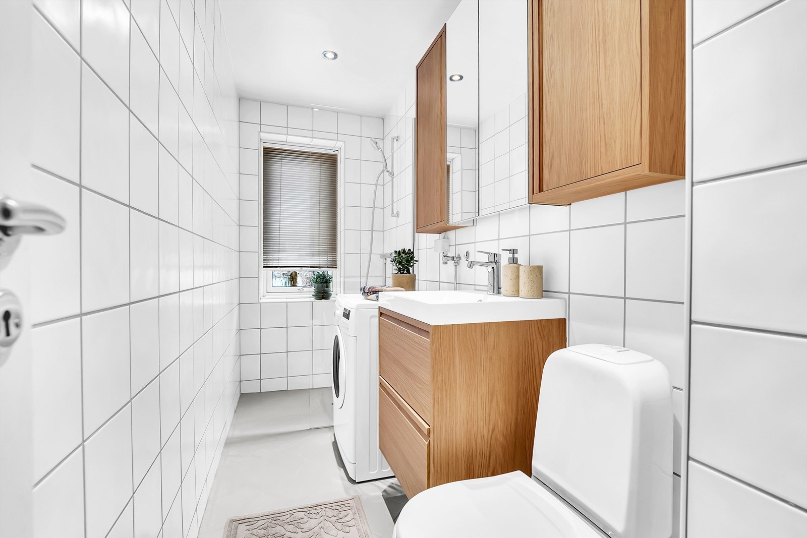 Badet ble renovert i regi av borettslaget i 2006, og selger har i senere tid byttet ut baderomsinnredning og dusjvegg, noe som gjør at barnet fremstår pent med tidsriktig innredning. Det er fliser på gulv med varmekabler. Galleribilde