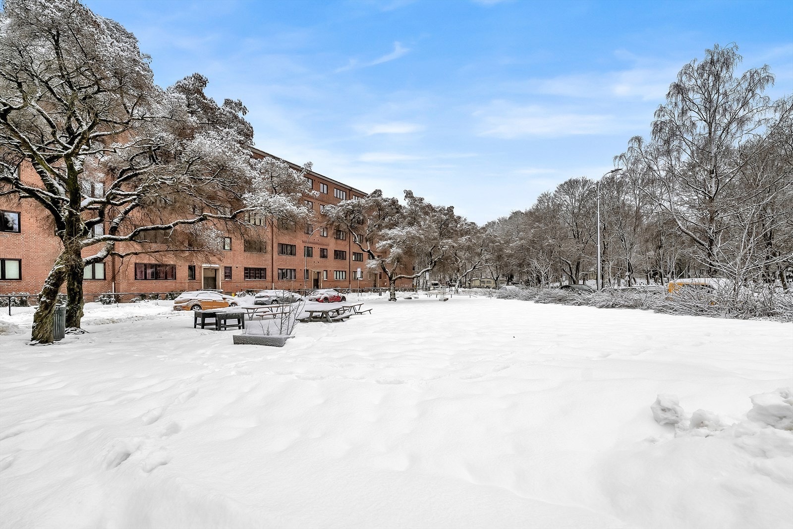 Hyggelige sittegrupper rett utenfor leiligheten - disse kan særlig nytes på sommerhalvåret! Galleribilde