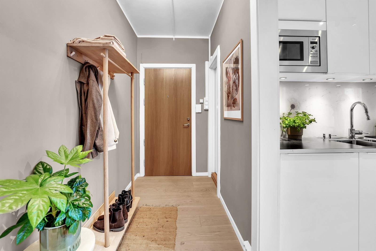 Vel inne blir du møtt av en lys og innbydende entré. Her har du god plass til å henge ytterjakker, samt sette fra deg sko. Galleribilde