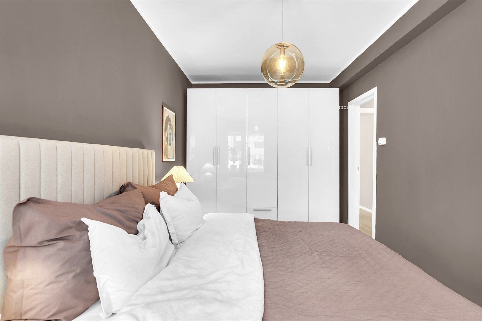 Rommet har god plass til seng, garderobe og nattbord. Galleribilde