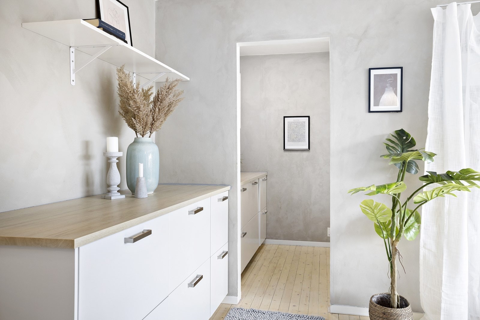 Kjøkkenbenk er forlenget ut i stuen for mer arbeidsplass Galleribilde