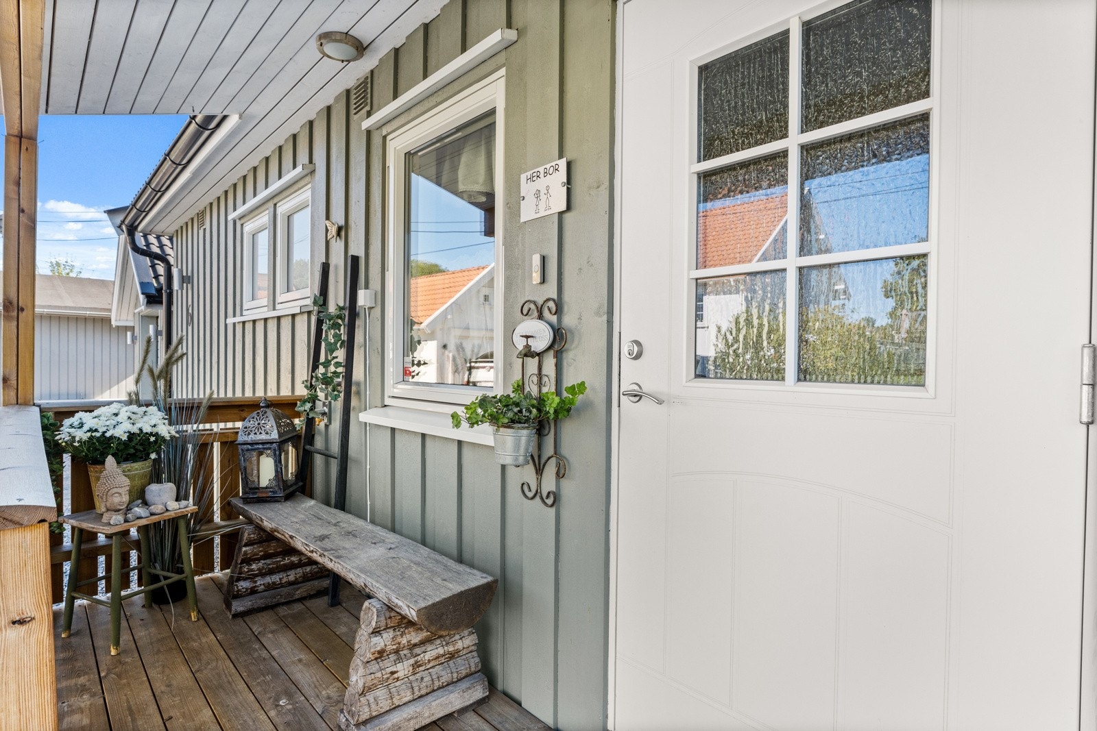 Huset har et fint, takoverbygget inngangsparti. Galleribilde