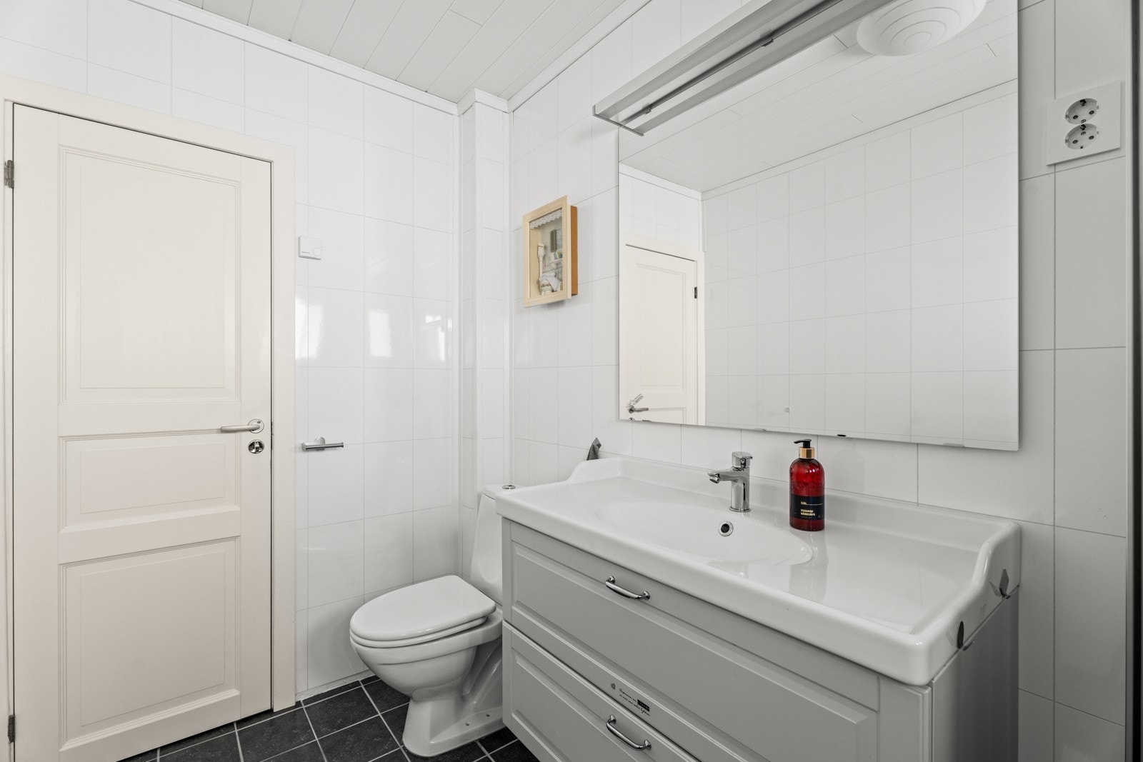 Badet er pusset opp med nye fliser på gulv og våtromsplater på veggene, utført i 2019. Galleribilde