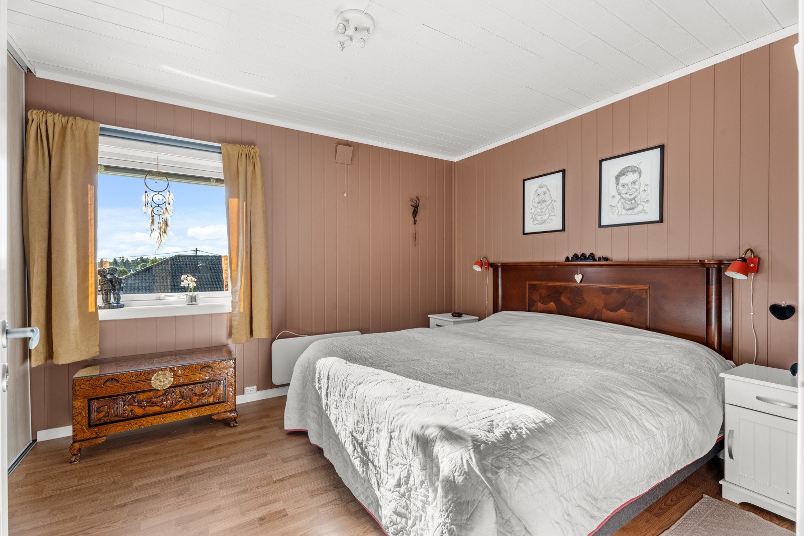 Soverommet er utstyrt med en fin skyvedørsgarderobe. Galleribilde
