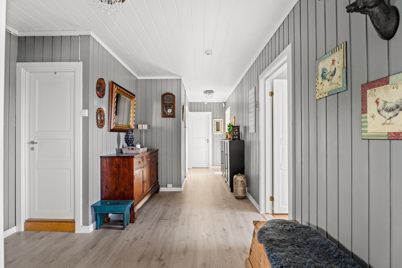 Romslig gang med dører inn til bad, soverom, vaskerom og boder. Galleribilde