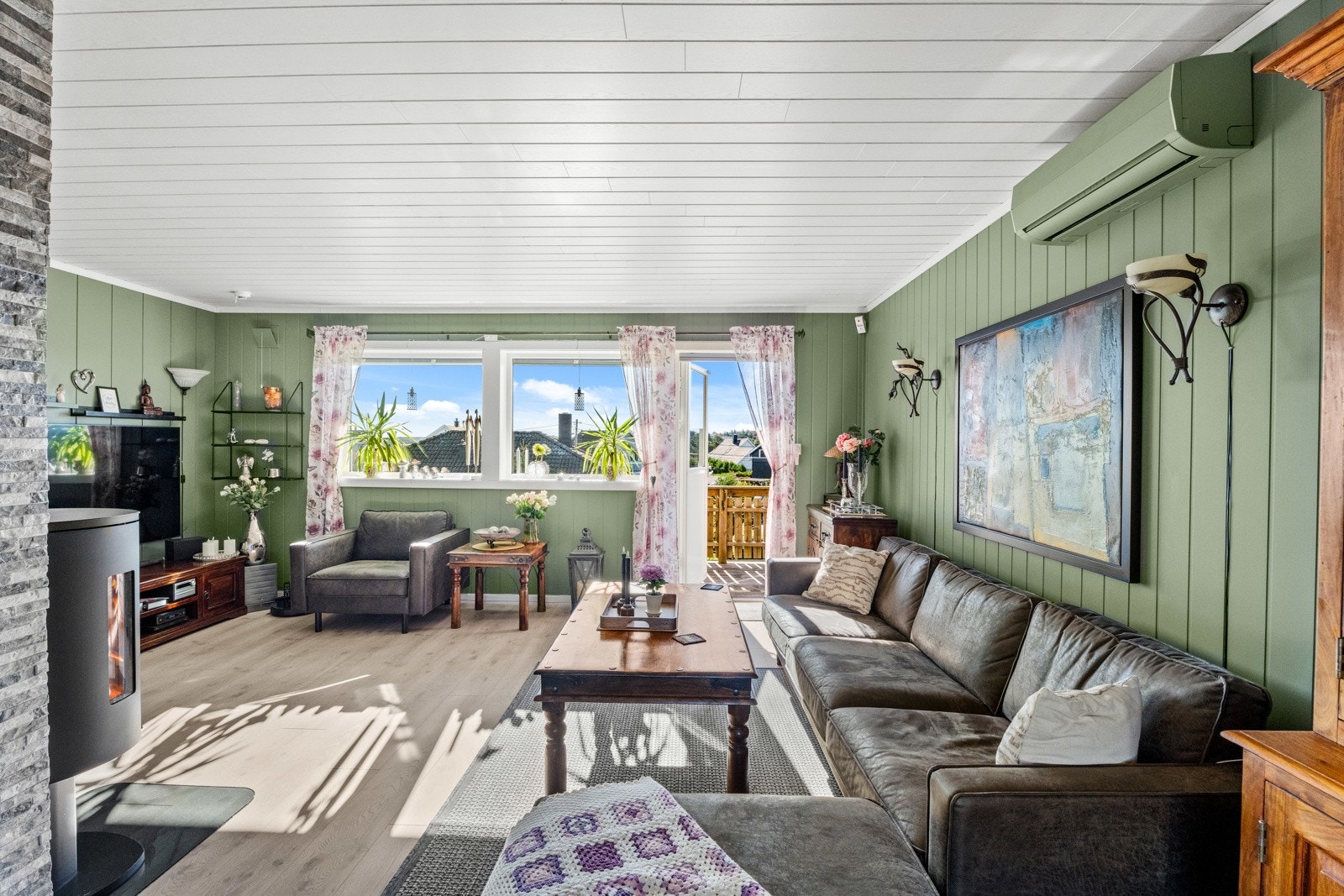 Den store uteplassen har utgang fra boligens stue. Galleribilde