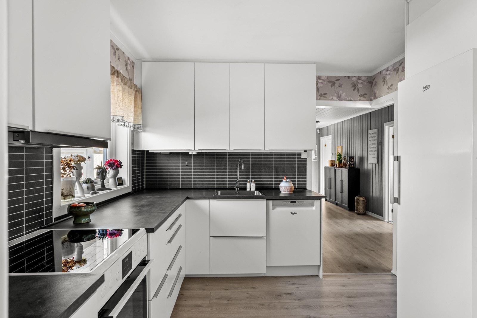 Lyst og moderne, med samme laminatgulv som i stue og gang. Galleribilde