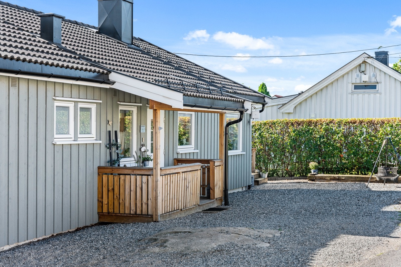 Inngangspartiet ble oppgradert med tak i 2018, hvor taket på boligen også ble fornyet. Galleribilde