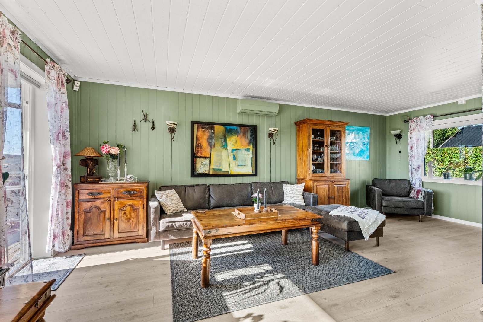 Det er god plass til både salong og spisestue. Stuen har også varmepumpe. Galleribilde