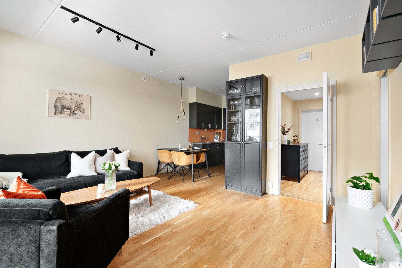 Meget god planløsning med stue i åpen løsning mot spisestue og kjøkken Galleribilde