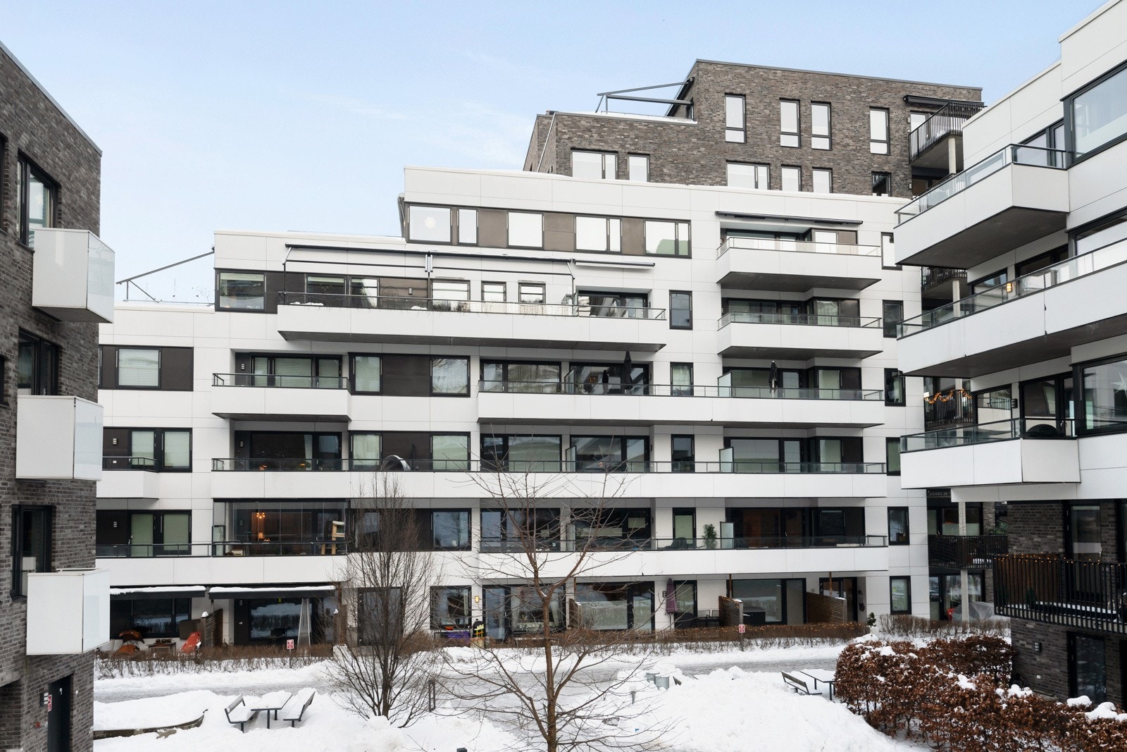 Her bor du i et rolig område med gangavstand til sentrum og buss rett utenfor Galleribilde