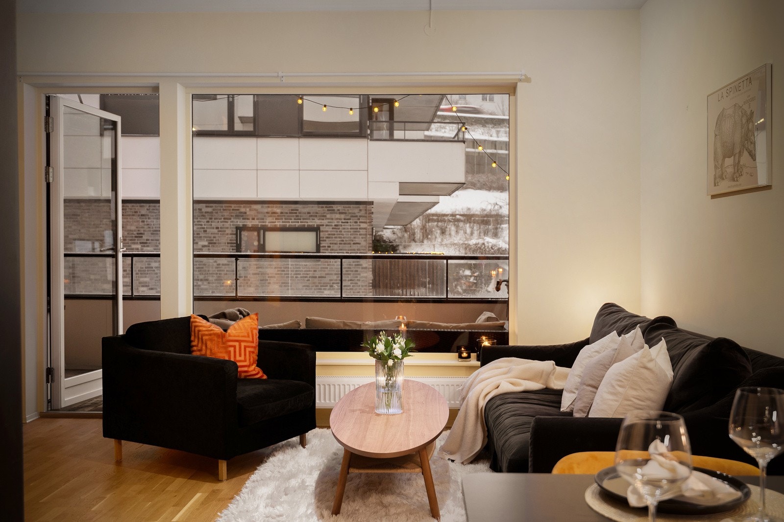 Leiligheten har en lys og luftig stue med store vindusflater Galleribilde