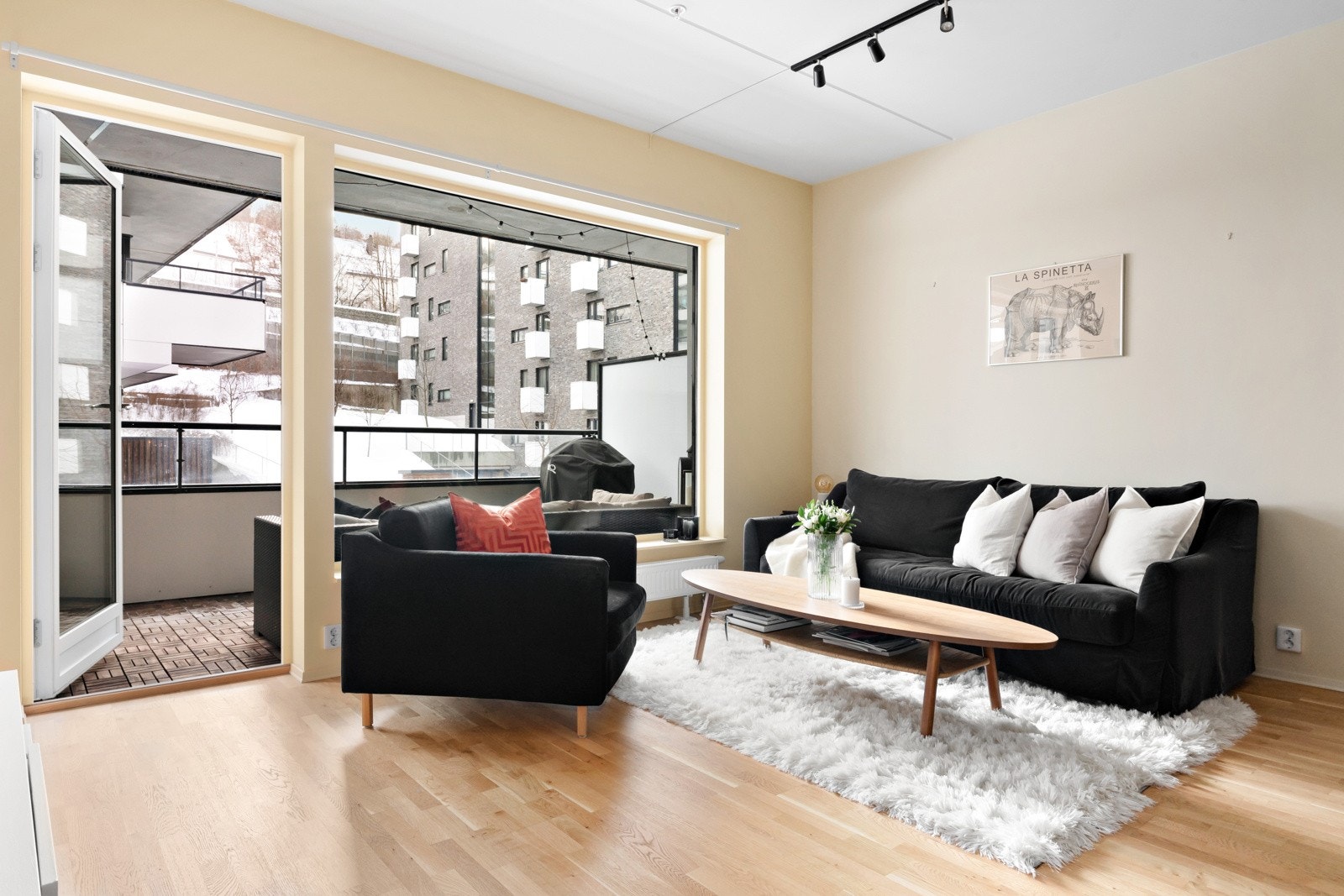 Det er gjennomgående parkett på gulv og slette veggflater Galleribilde