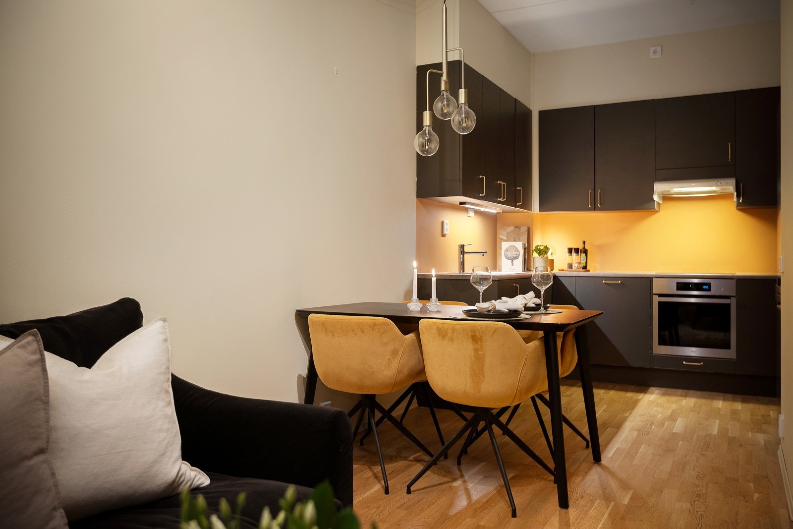 Boligen har en meget god planløsning med stue i åpen løsning mot spisestue og kjøkken Galleribilde